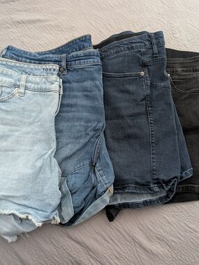 Set Of 4 Torrid Women’s Denim Shorts Size 22 Black Blue Washes Bombshell Midrise